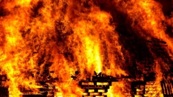 Gudang Plastik di Penjaringan Terbakar Sesaat Setelah Hujan