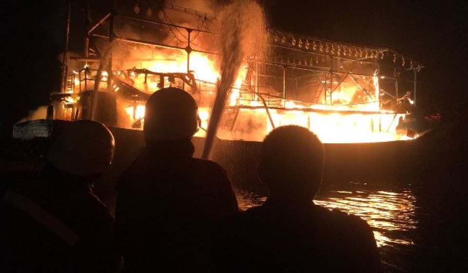 Sebuah Kapal Nelayan di Muara Angke Terbakar