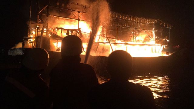 Sebuah Kapal Nelayan di Muara Angke Terbakar