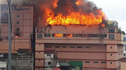 Hotel Mewah di Jambi Terbakar, Petugas Kesulitan Memadamkan Api