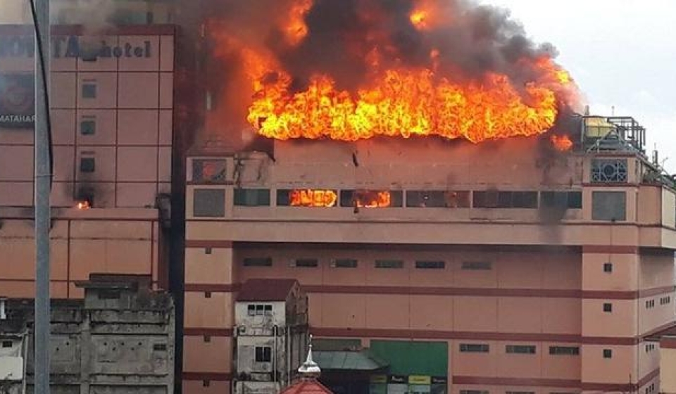 Hotel Mewah di Jambi Terbakar, Petugas Kesulitan Memadamkan Api