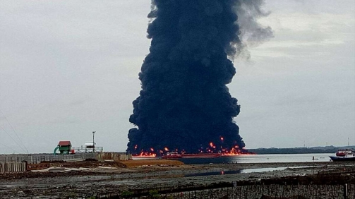 Kapal Tanker Terbakar di Teluk Balikpapan, Dua Nelayan Tewas