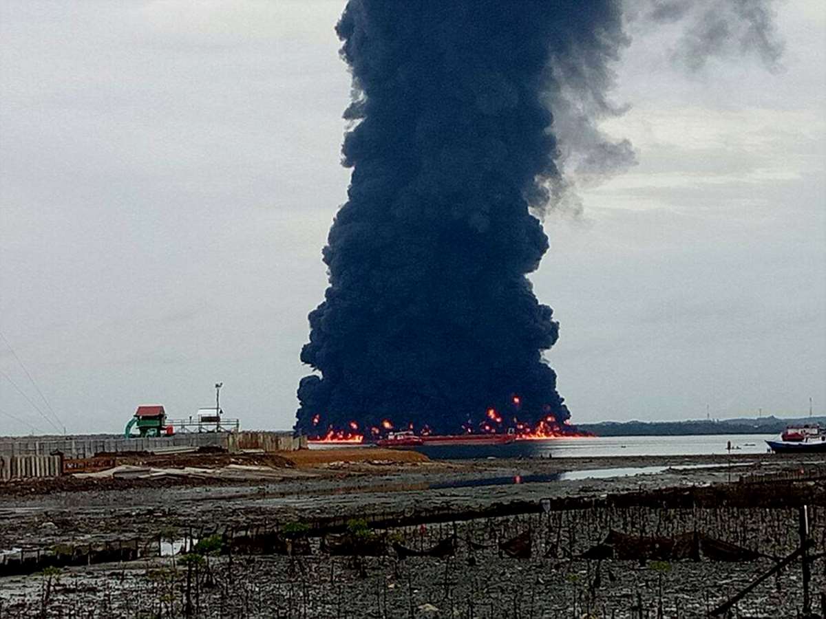 Kapal Tanker Terbakar di Teluk Balikpapan, Dua Nelayan Tewas