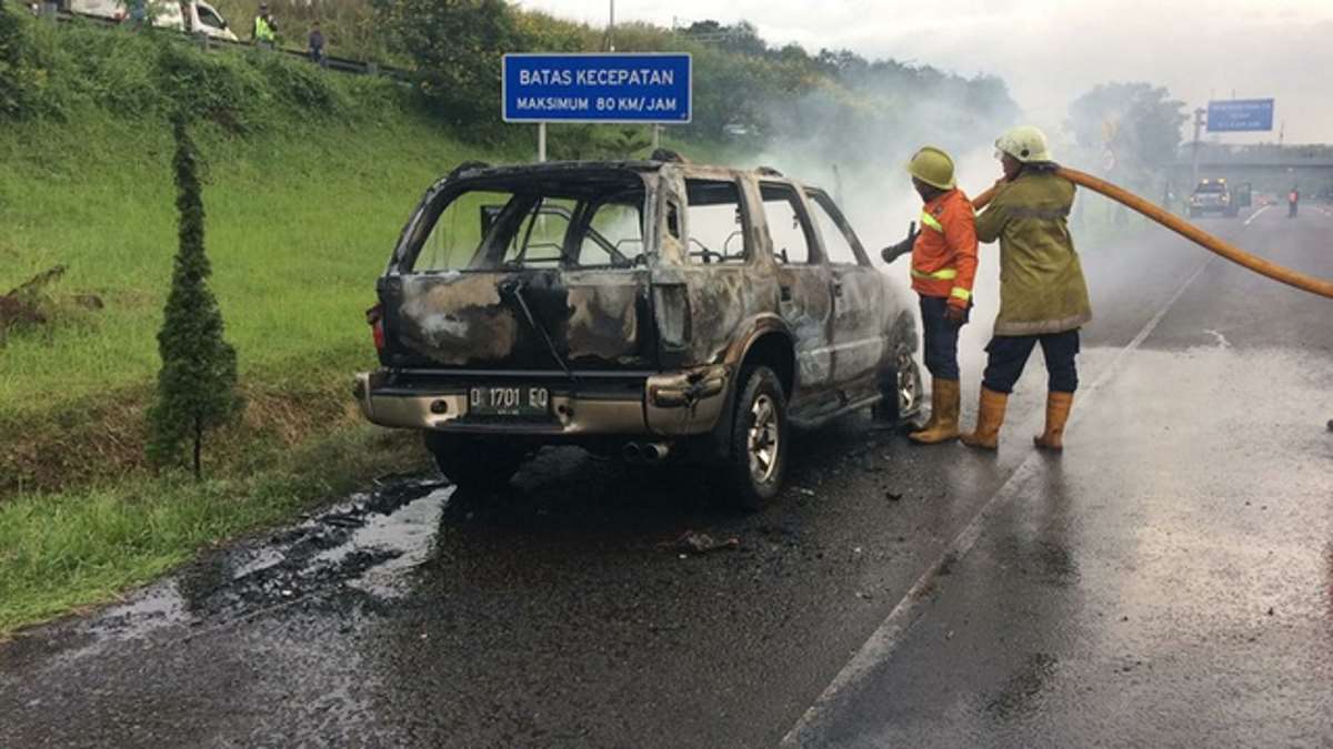 Kendaraan Minibus Terbakar di Tol Cipularang KM 88