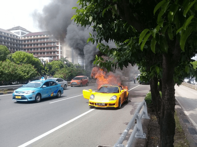 Mobil Sport Mewah Terbakar di Tol Slipi KM 12