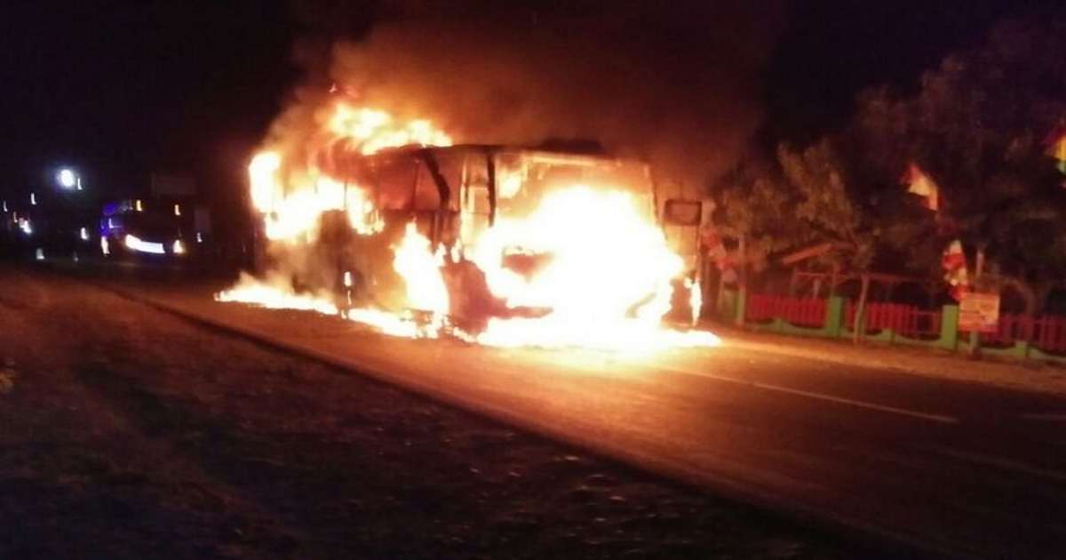 Bus Rombongan Wisatawan Hangus Terbakar di Sumedang