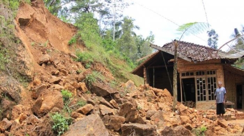 Hujan Deras Mengakibatkan Banjir, Seorang Anak Tewas Tertimbun Longsor di Sumatera Barat