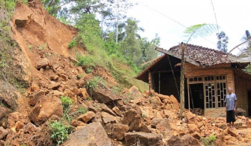 Hujan Deras Mengakibatkan Banjir, Seorang Anak Tewas Tertimbun Longsor di Sumatera Barat