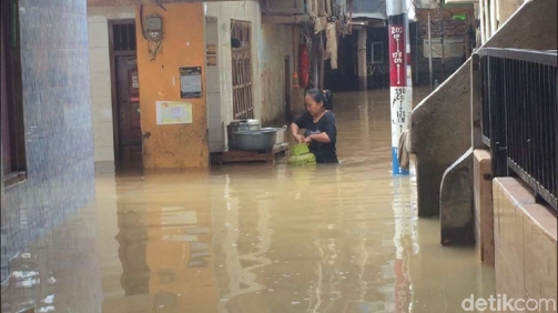 Kali Ciliwung Meluap, Kampung Melayu Tergenang Banjir