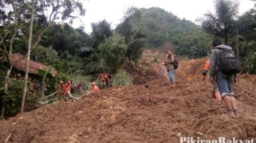 Tertimbun Tanah Longsor, Ibu dan Anak Tewas di Bandung Barat