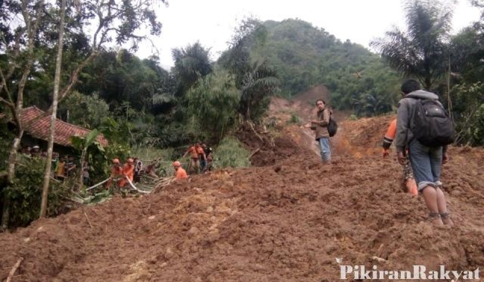 Tertimbun Tanah Longsor, Ibu dan Anak Tewas di Bandung Barat