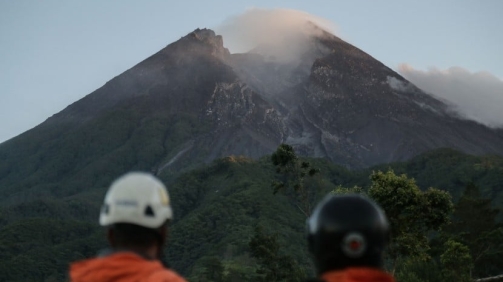 Akibat Erupsi Gunung Merapi, Magelang Diguyur Hujan Abu Dini Hari Tadi