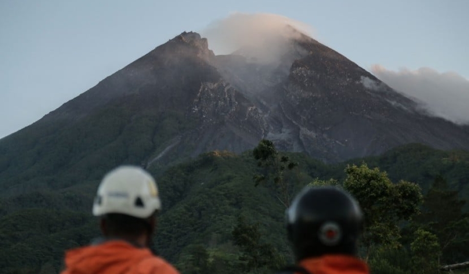 Akibat Erupsi Gunung Merapi, Magelang Diguyur Hujan Abu Dini Hari Tadi