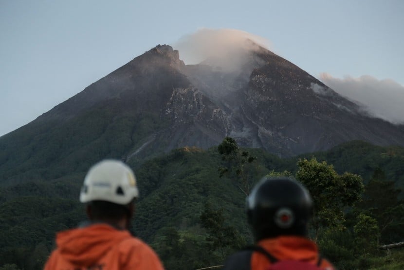 Akibat Erupsi Gunung Merapi, Magelang Diguyur Hujan Abu Dini Hari Tadi