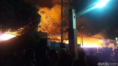 Pabrik Pengolahan Plastik di Lawang Kembali dilahap Si Jago Merah