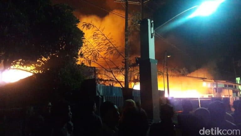 Pabrik Pengolahan Plastik di Lawang Kembali dilahap Si Jago Merah