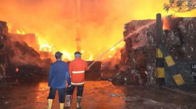 Pabrik Kertas Terbakar, Mojokerto Dihujani Abu