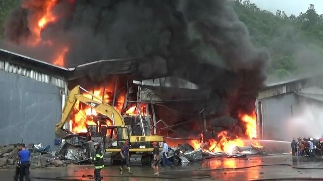 pabrik ban di padang terbakar