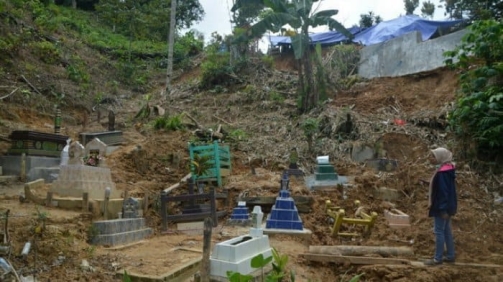 Belasan Jenazah Terancam Dipindahkan Akibat Tanah Longsor di Samarinda