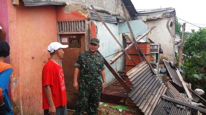 Tanah Longsor di Depok, Satu Rumah Warga Ambruk