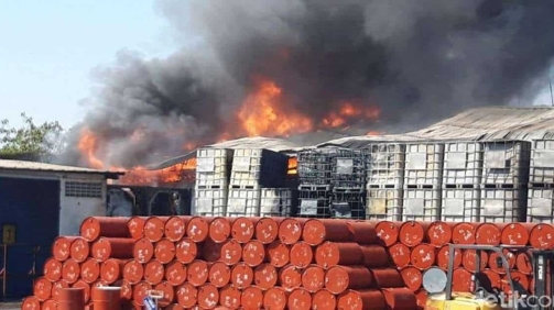 Gudang Penyimpan Bahan Kimia di Sidoarjo Terbakar