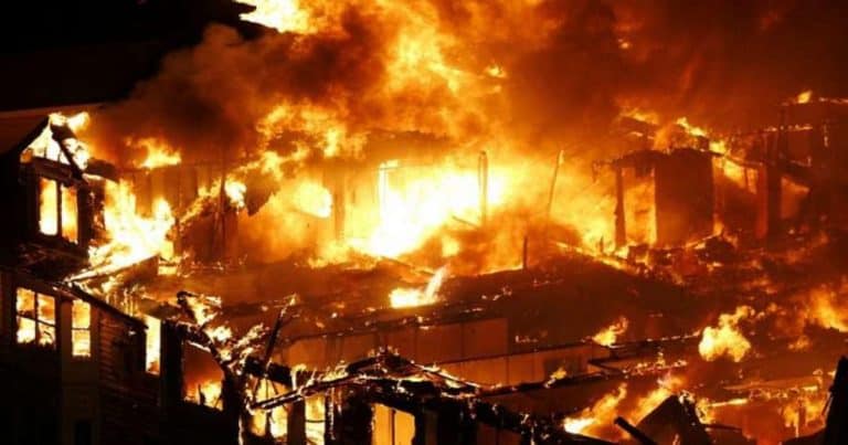 Kebakaran Hebat Hanguskan 800 Kios di Pasar Induk Gedebage