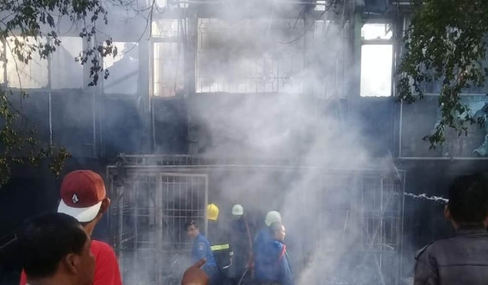 Kobaran Api Luluh Lantahkan Sembilan Ruko dan Tiga Rumah di Pasar Kemis