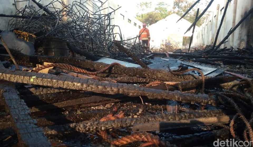Kebakaran Ludeskan Gudang Rotan Siap Ekspor di Plered Cirebon
