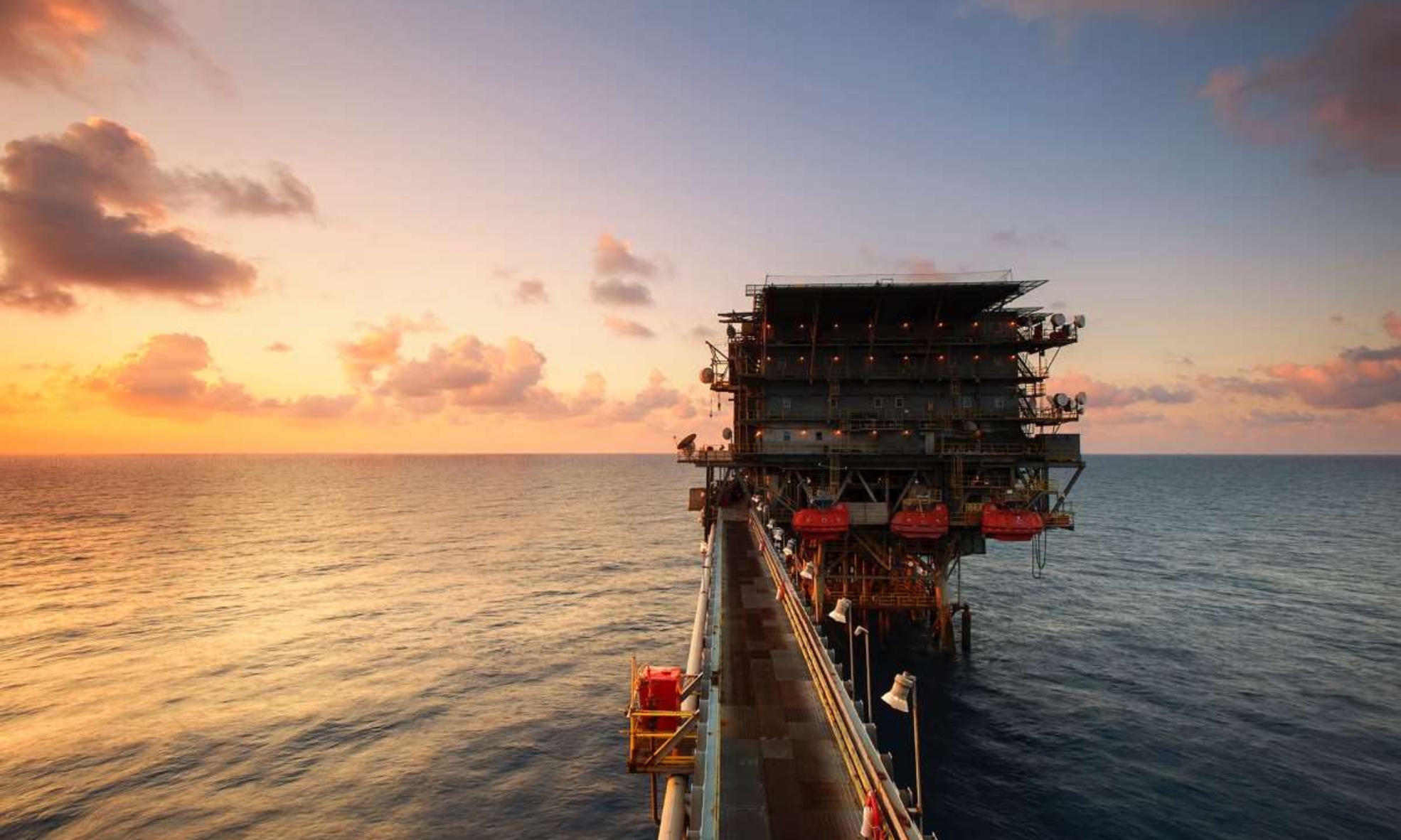 Bedah Kasus, minyak tumpah di laut akibat pengeboran