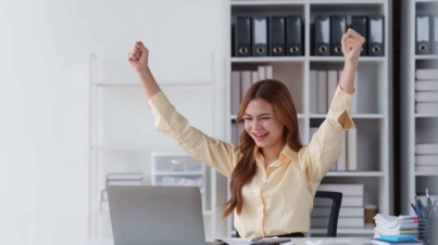 Diagram imbalan kerja karyawan dengan ikon insentif, asuransi kesehatan, dan tangga karir.